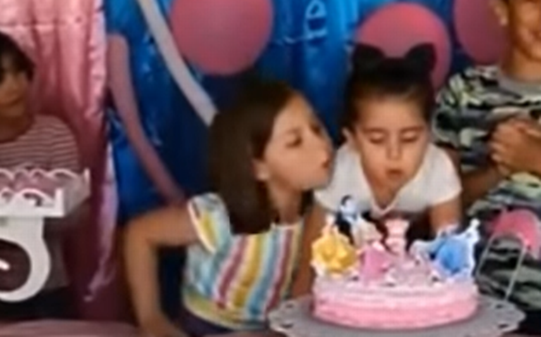 VIDEO] Niña apaga la vela de cumpleaños de su hermana y desata