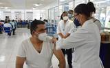 Homero Martínez recibe vacuna anti Covid-19. / Foto: Carlos Mendoza | El Sol de Durango
